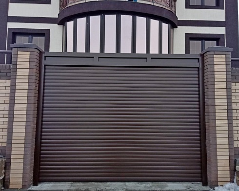 Роллетные ворота Алютех серии Prestige со сплошным алюминиевым профилем роликовой прокатки AG/77 с доставкой в Белогорске 